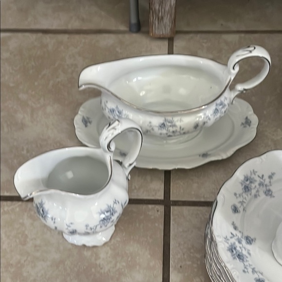 Elegant Floral Dinnerware Set - Picture 7 of 8